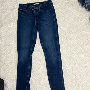 Levi skinny size 27